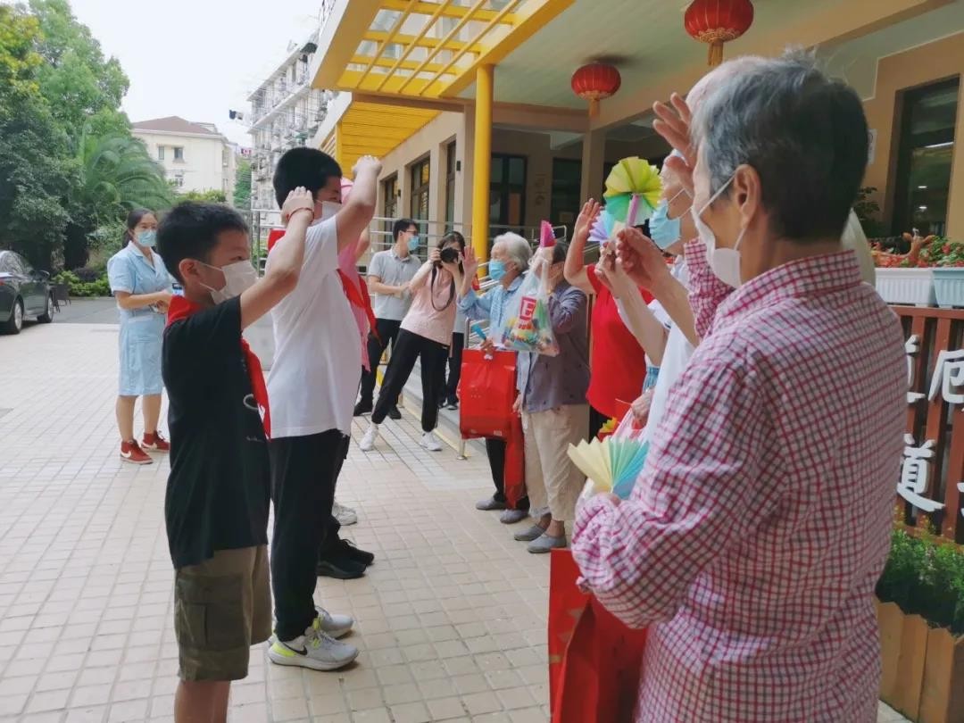 五月五端午至，逢佳节承传统。五里桥街道综合为老服务中心收到了来自五里桥街道、瞿溪路小学、五里桥街道社区卫生服务中心等众多的节日慰问与祝福。院内组织了端午手工粽的制作活动，长者们一边说自己眼睛看不出，一边带着眼镜互相帮忙，穿针引线，欢声笑语间一个个可爱的十二生肖手工粽子就呈现在眼前，别提多开心了。