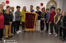 五里桥街道第二日间照护中心长者向工作人员送上锦旗