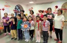 五里桥街道第二日间照护中心重阳节师专附小学生慰问长者，与长者合影留念。