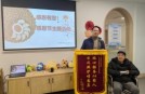 五里桥街道第二日间照护中心收到来自独居困难老人的锦旗，感谢工作人员每日上门送餐。